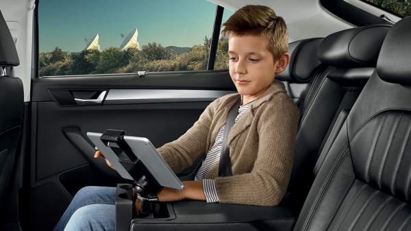 Un niño observa su tableta durante un viaje en coche