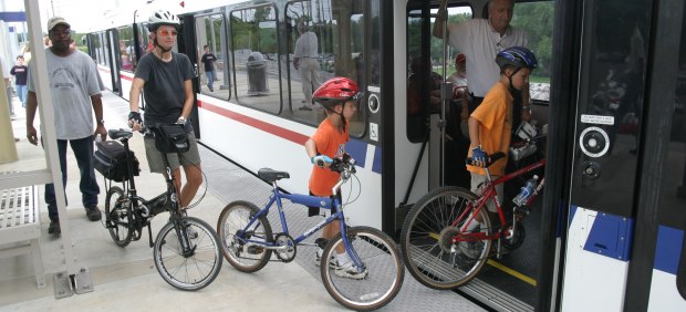 Viajeros entrando en bici al tren