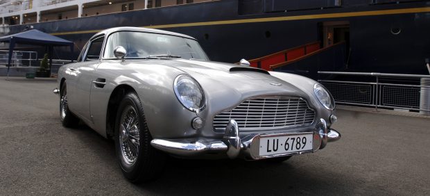 El coche de James Bond llega a París