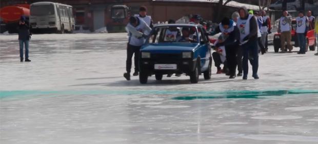 'Curling' con coches en Rusia
