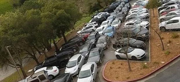 Parking de Tesla en California