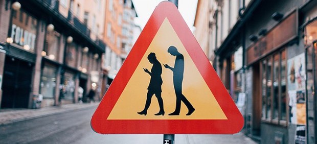 Peatones usando el móvil