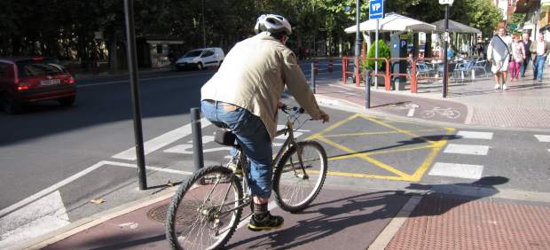 Ciclista en carril bici de Logroño